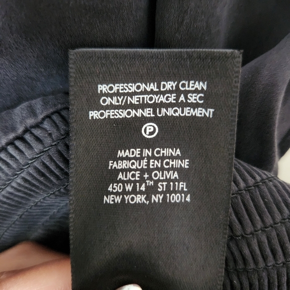 NWT Alice + Olivia | Silk Blend V-Neck Button Front Sleeveless Blouse - Size M - Picture 9 of 10